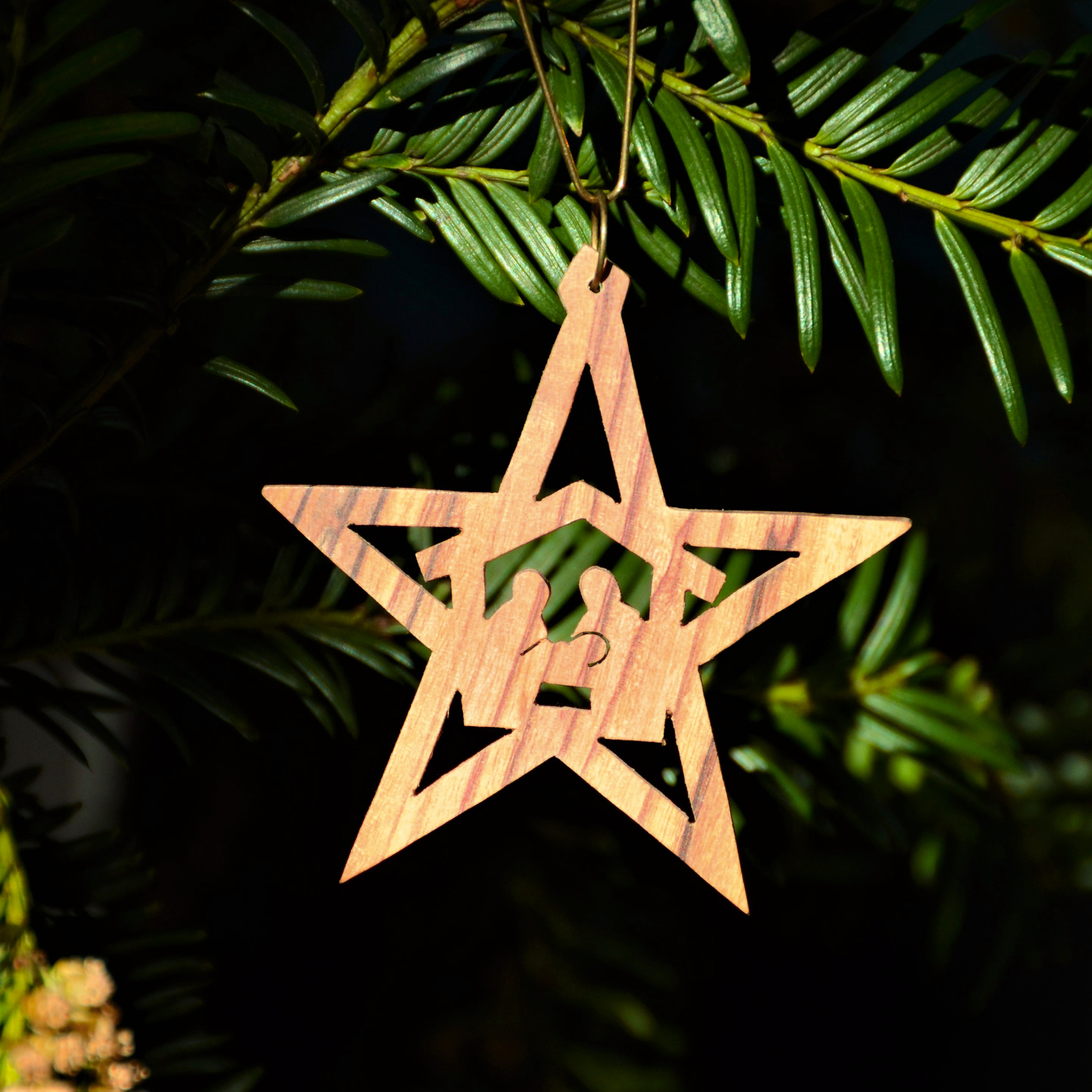 Preview: Stern mit Heiliger Familie aus Olivenholz Baumanhänger
